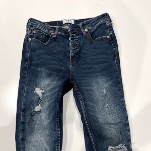 Super cute high rise skinny jeans. Cute button detailing!